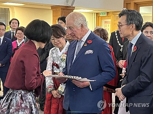영국 찰스 3세 국왕이 작년 11월 8일(현지시간) 뉴몰든 한인타운을 방문해 한인 사회 관계자들을 만나고 한국 문화공연 등을 둘러봤다. 찰스 3세 왼쪽의 한복 입은 여성이 박옥진 의원.